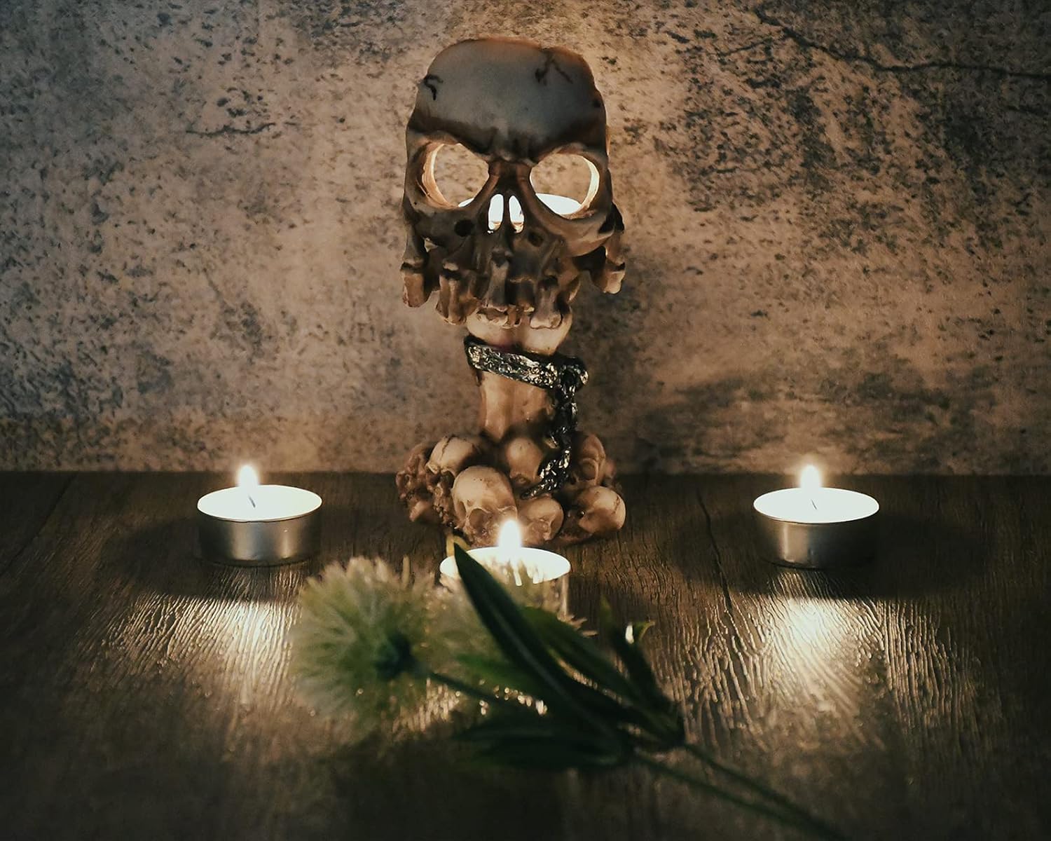 DistinctiveStyle Skull Candle Holder - Halloween Gothic Party Favor